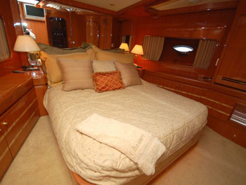 Yacht Charmer VIP stateroom