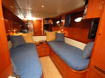 Yacht Charmer twin stateroom