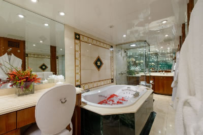 Yacht Easy Rider master bathroom