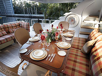 Yacht Independence 2 aft deck dining