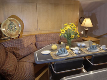 Yacht Independence 2 country kitchen seating