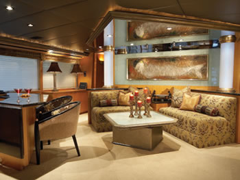 Yacht Independence 2 salon and bar