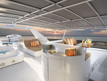 Yacht Independence 2 flybridge and jacuzzi