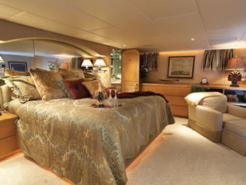 Yacht Independence 2 master stateroom