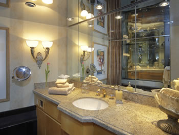 Yacht Independence 2 master bath