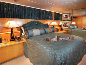 Yacht Independence 2 queen stateroom