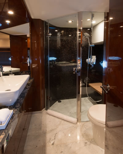Yacht Livernano guest bathroom