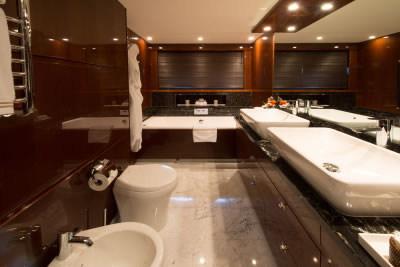 Yacht Livernano master bathroom