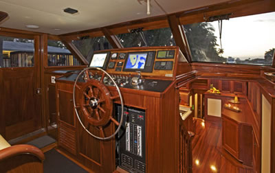 Yacht Victorian Rose pilothouse