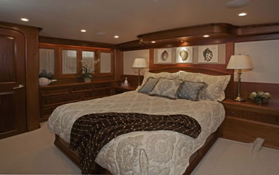 Yacht Victorian Rose master stateroom